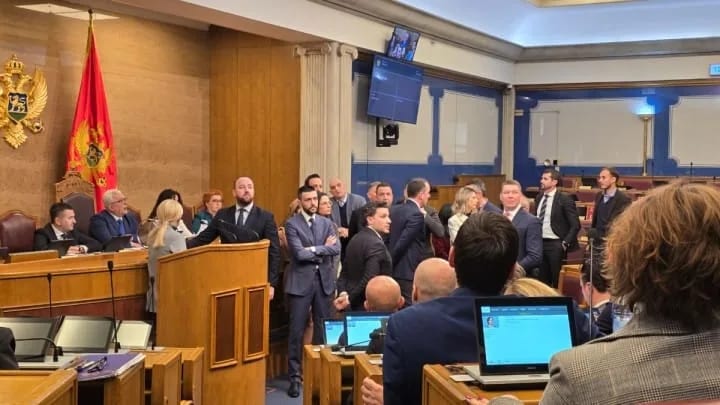 Opozicija blokirala rad Skupštine, Mandić prekinuo sjednicu