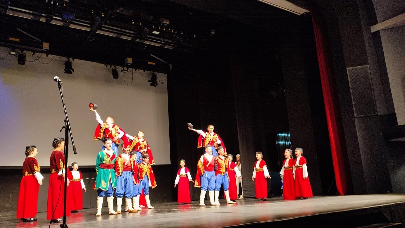 "Zaigrajmo vito kolo": Koncert dječijih ansambala KUD-a "Čigra" u Nikšićkom pozorištu