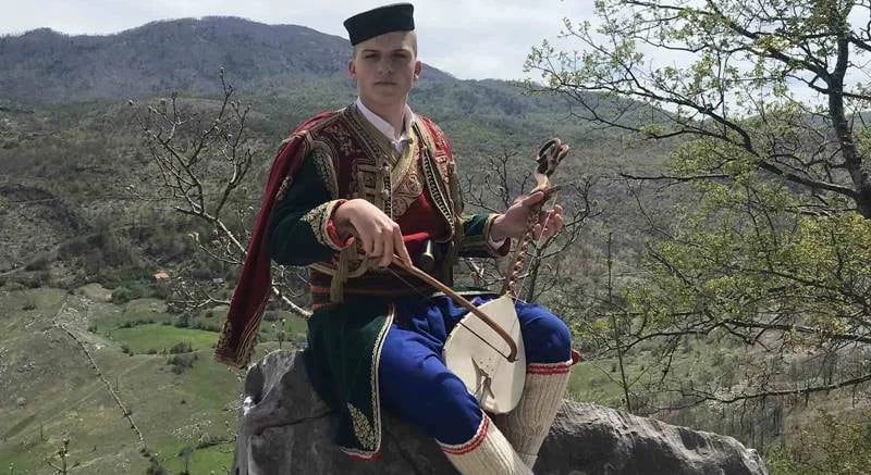Mladi guslar opjevao pleme
