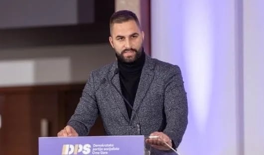 “Budžet bezidejni, kompanije se zatvaraju, vlast građanima čestita praznike novim nametima”
