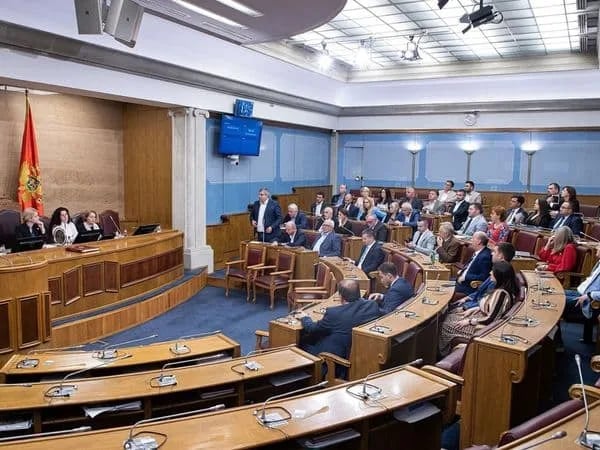 Parlament zasijedao sedam puta, a bruto zarade poslanika iznosile više od milion eura
