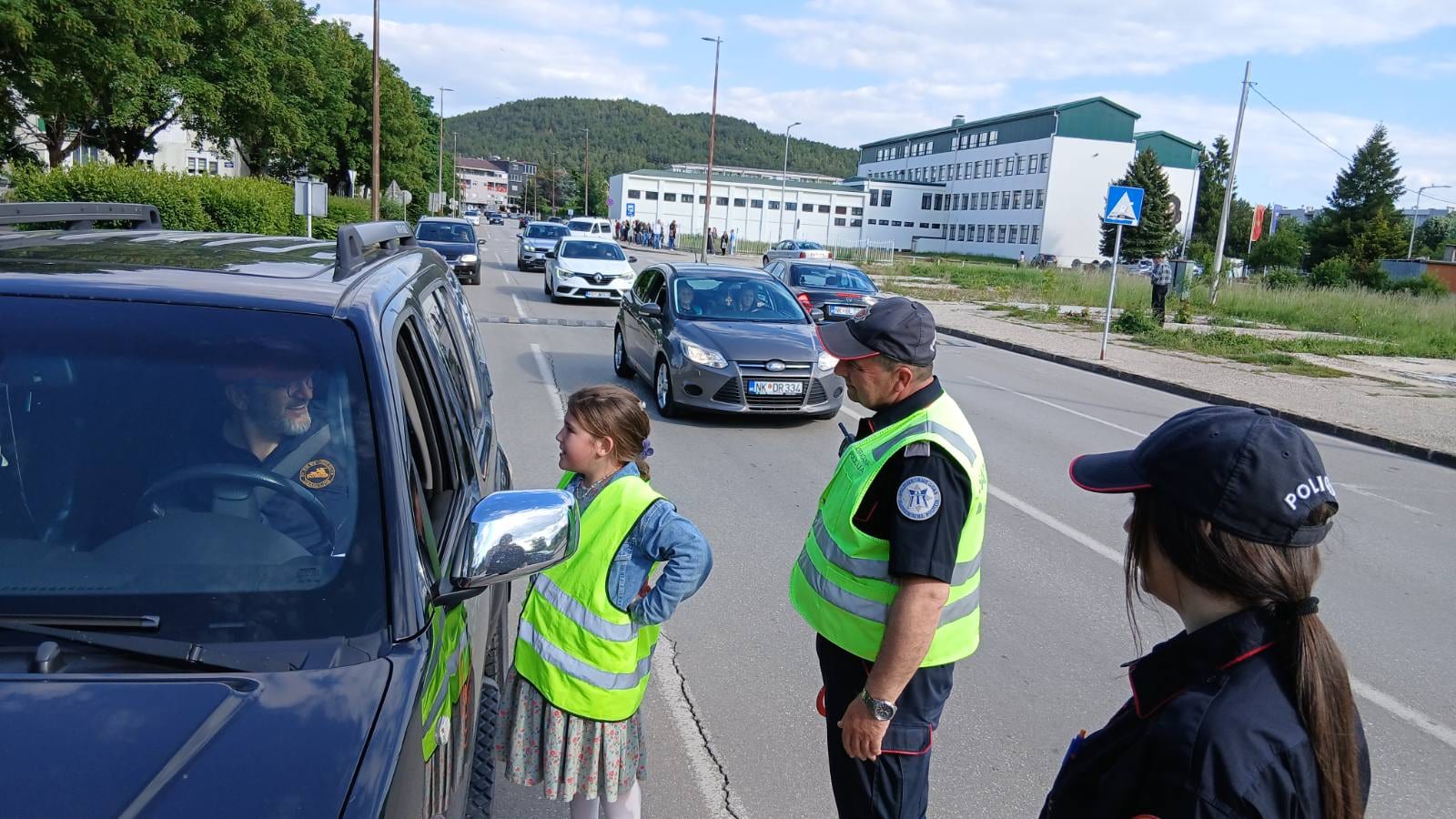 Ekolozi i osnovci održali saobraćajni čas o smanjenju štetnih gasova