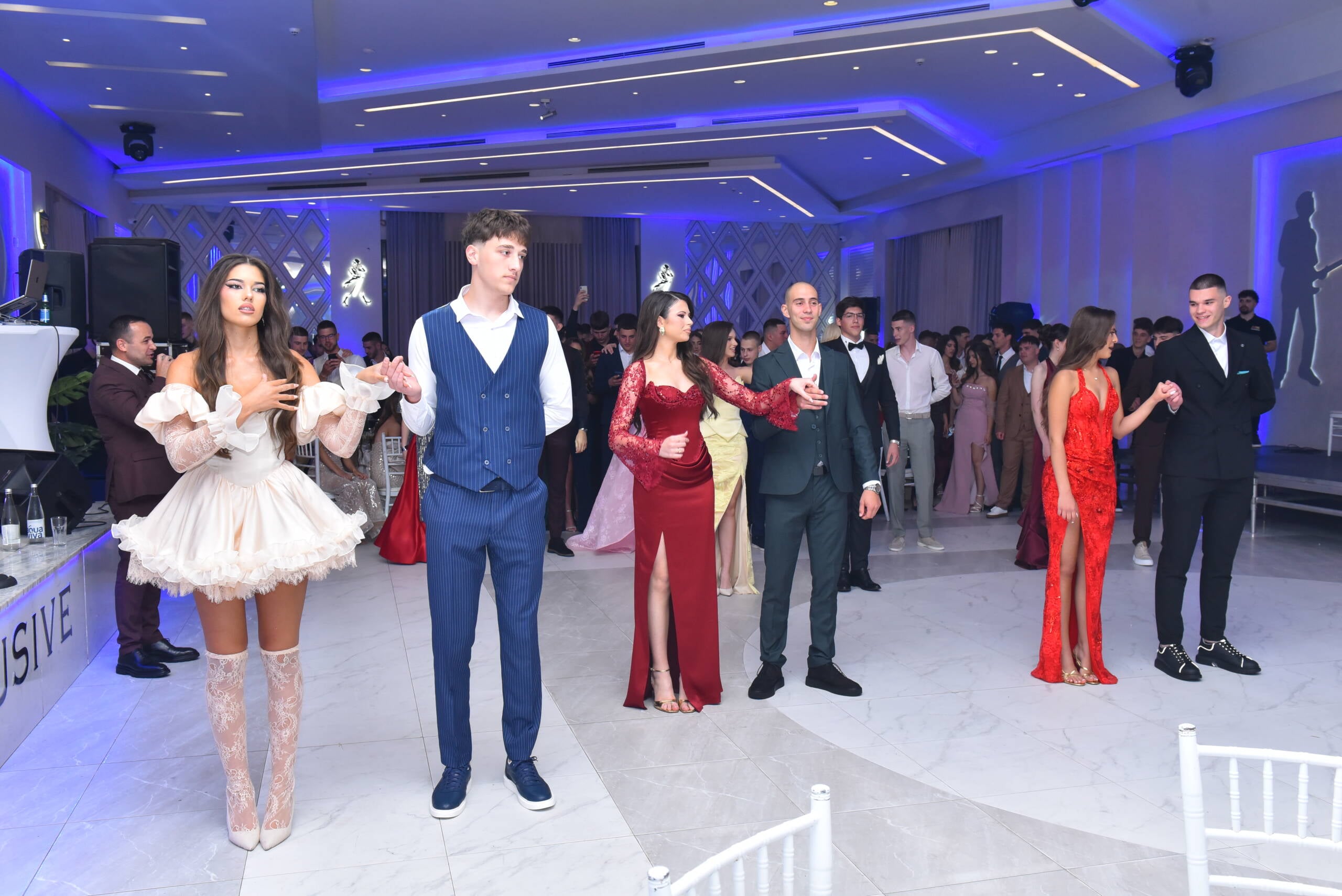 (FOTO) Maturanti Gimnazije “Stojan Cerović” proslavili završetak školovanja