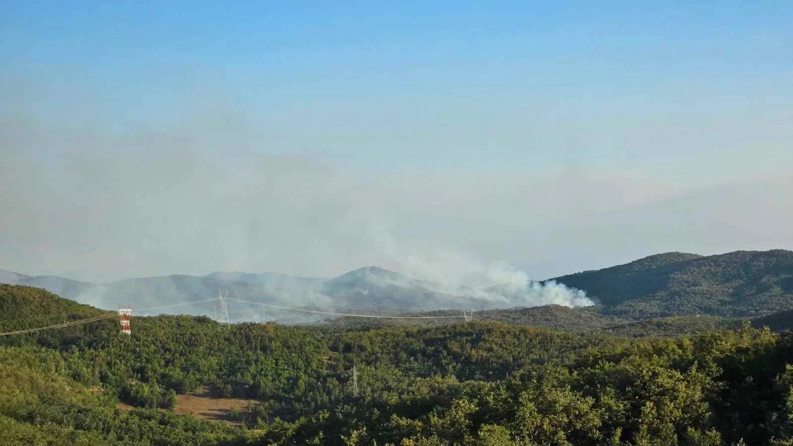 Više aktivnih požara u Nikšiću, ugorženi objekti, sve ekipe na terenu