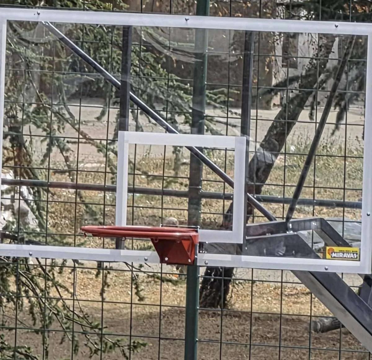 Tek postavljene mrežice skinute sa koševa, stanari traže video-nadzor na igralištu