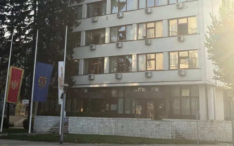Zastave ispred Opštine Nikšić na pola koplja