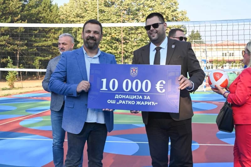 Obnovljen sportski teren u OŠ "Ratko Žarić“, Opština Nikšić donirala 10.000 eura