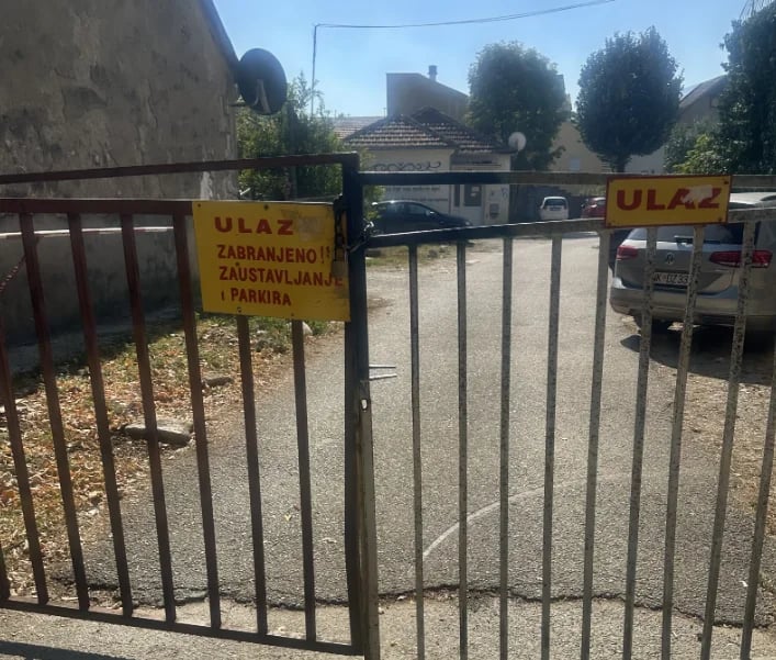 Čitaoci pišu: Zašto postoje kapije na državnom zemljištu?