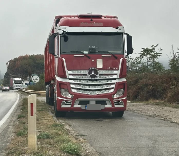 Čitaoci pišu: Autobusko stajalište na magistrali Podgorica–Nikšić pretvoreno u parking
