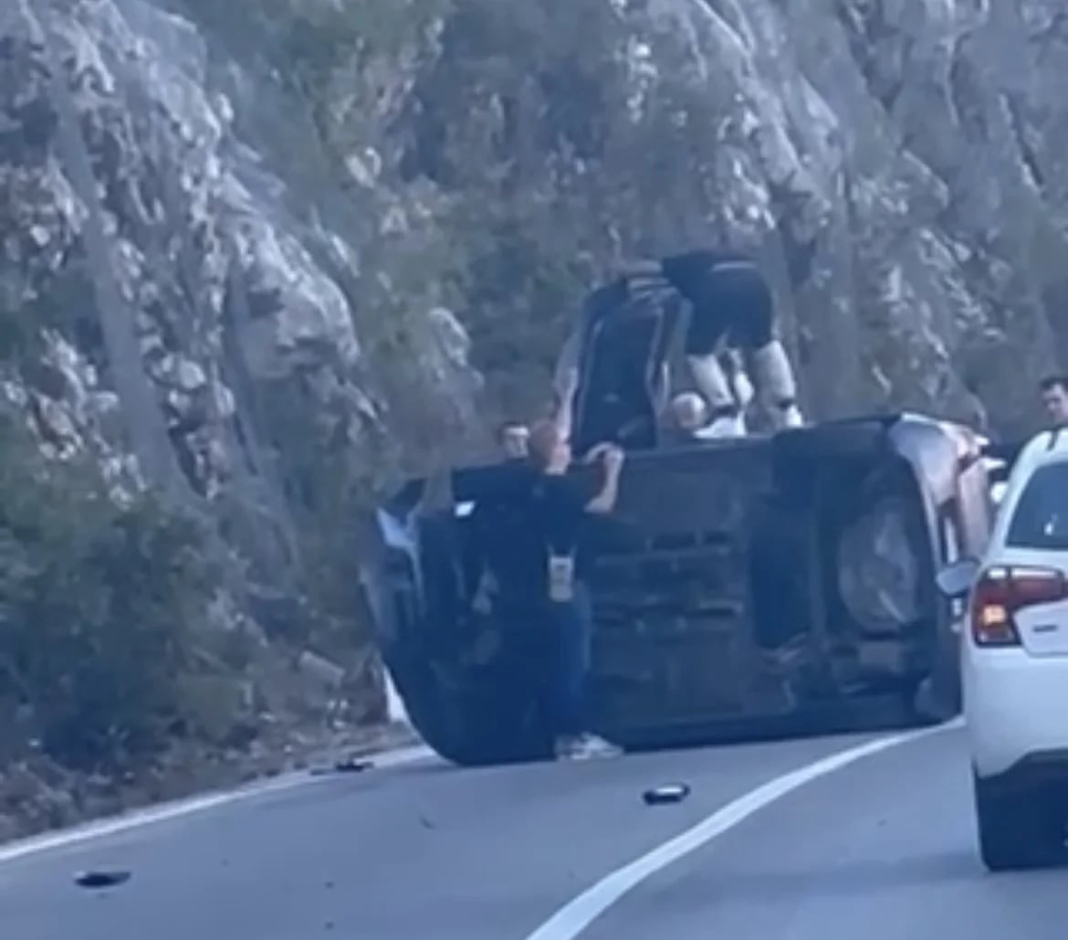 VIDEO: Automobil se prevrnuo na putu Nikšić-Danilovgrad, građani pritekli u pomoć